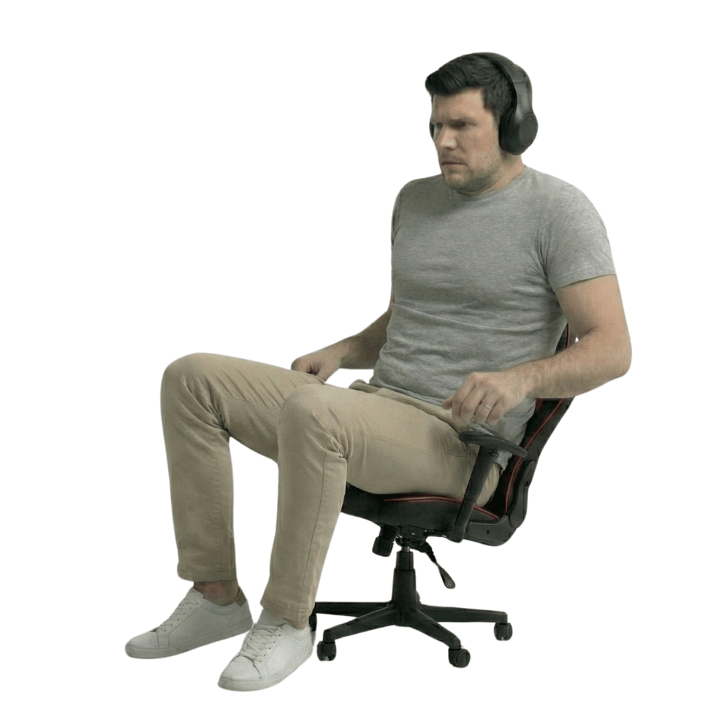 ein großer Mann sitzt auf einem viel zu kleinen Stuhl und fühlt sich sichtlich unwohl