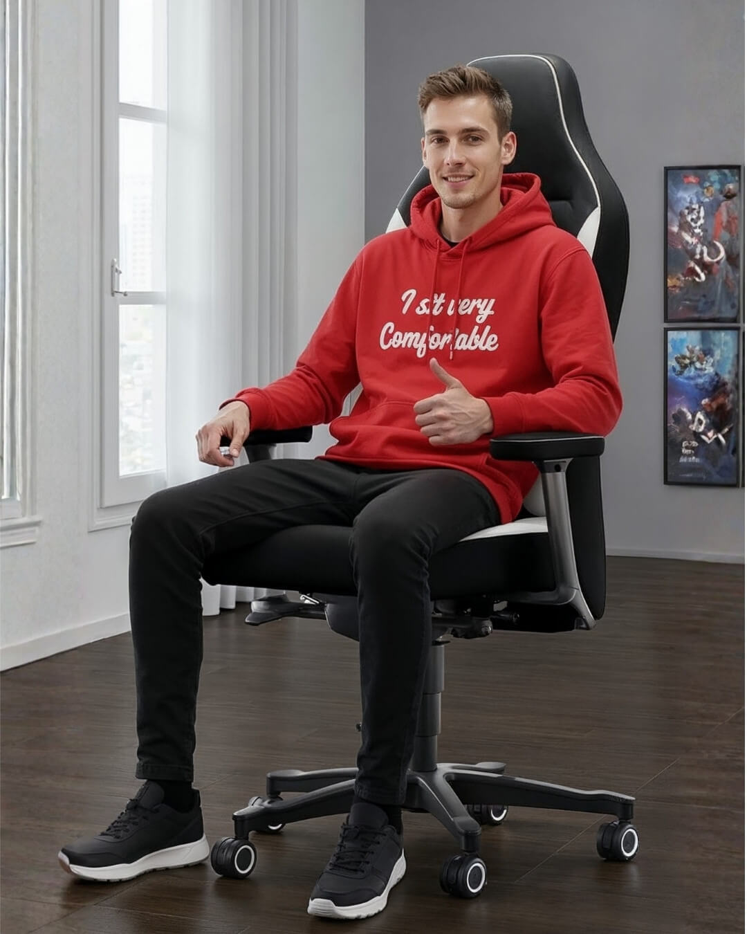 Ein Junger Mann sitzt in einem Gaming Stuhl und ist happy das er gut sitzt